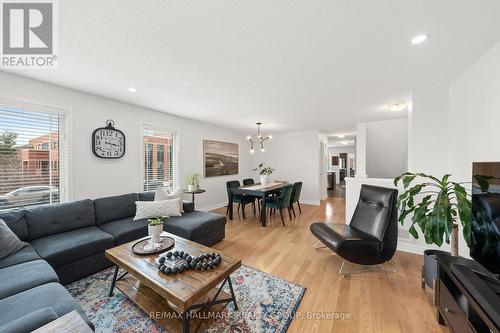 498 Leboutillier Avenue, Ottawa, ON - Indoor Photo Showing Living Room