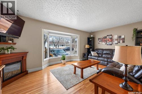 132 Mcnab Crescent, Regina, SK - Indoor Photo Showing Living Room