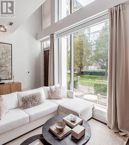 Th132 - 39 Queens Quay E, Toronto, ON - Indoor Photo Showing Living Room