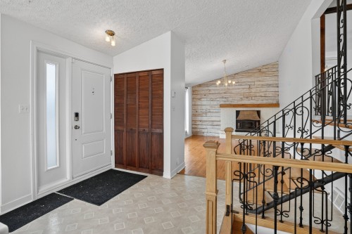 Hall d'entrée/Vestibule - 580 6E Avenue, Saint-Jérôme, QC - Indoor Photo Showing Other Room With Fireplace
