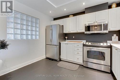 Lp915 - 18 Concorde Place, Toronto, ON - Indoor Photo Showing Kitchen