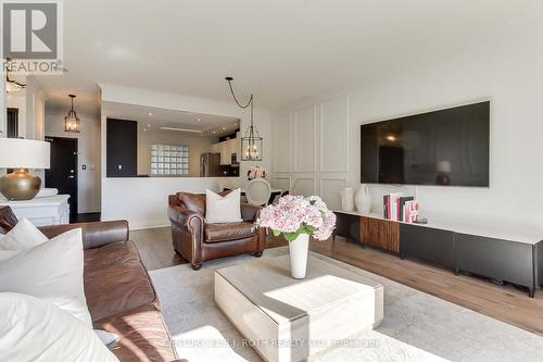 Lp915 - 18 Concorde Place, Toronto, ON - Indoor Photo Showing Living Room