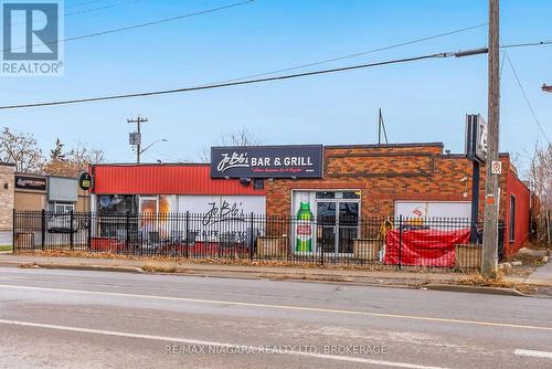 Licensed patio - 231 St. Paul Street W, St. Catharines (Western Hill), ON 