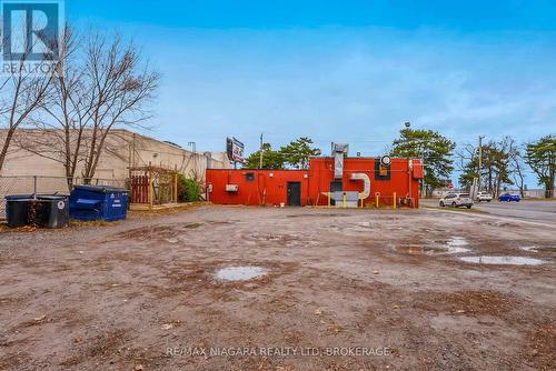 Ample parking - 231 St. Paul Street W, St. Catharines (Western Hill), ON 