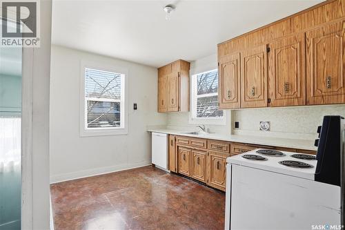 320 Mckinnon Avenue S, Saskatoon, SK - Indoor Photo Showing Kitchen