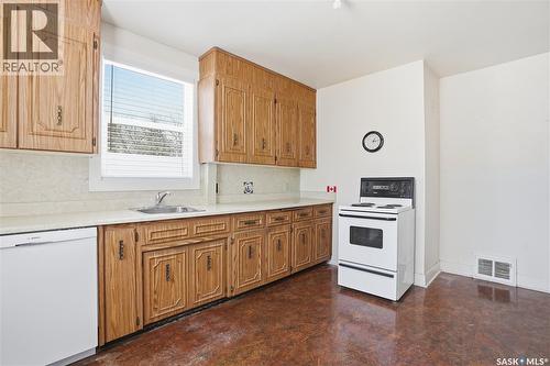 320 Mckinnon Avenue S, Saskatoon, SK - Indoor Photo Showing Kitchen