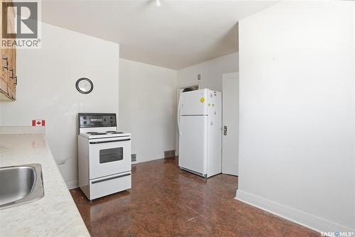 320 Mckinnon Avenue S, Saskatoon, SK - Indoor Photo Showing Kitchen