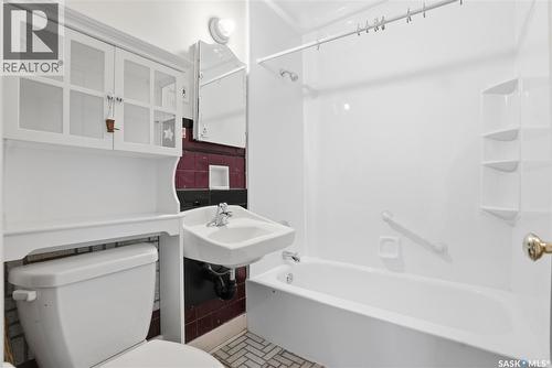 320 Mckinnon Avenue S, Saskatoon, SK - Indoor Photo Showing Bathroom