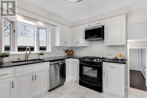 86 Mcgarry Drive, Kitchener, ON - Indoor Photo Showing Kitchen With Upgraded Kitchen