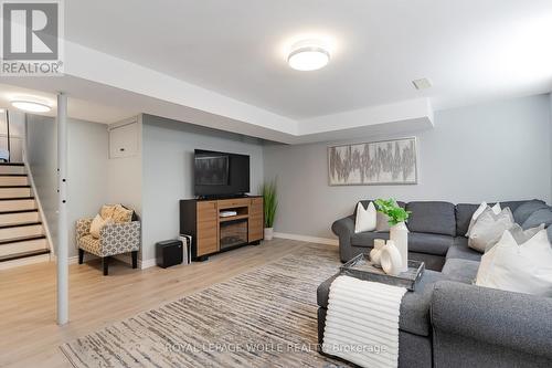 86 Mcgarry Drive, Kitchener, ON - Indoor Photo Showing Living Room