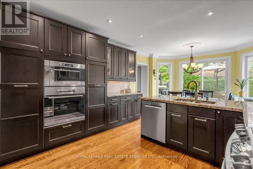 1401 The Links Drive, Oakville, ON - Indoor Photo Showing Kitchen With Upgraded Kitchen