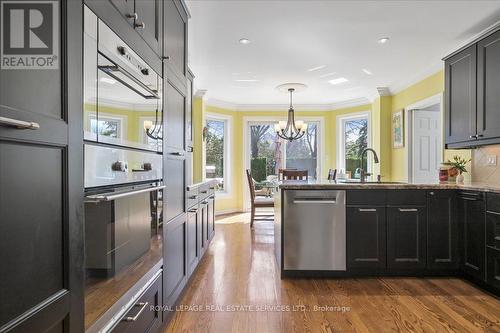 1401 The Links Drive, Oakville, ON - Indoor Photo Showing Kitchen With Upgraded Kitchen