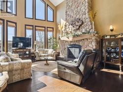 MAIN HOUSE: Living Room - 