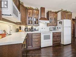 MAIN HOUSE: Kitchen - 
