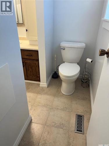 31 O'Connor Crescent, Kindersley, SK - Indoor Photo Showing Bathroom