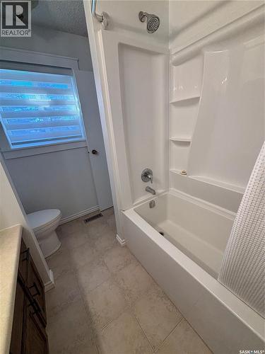 31 O'Connor Crescent, Kindersley, SK - Indoor Photo Showing Bathroom