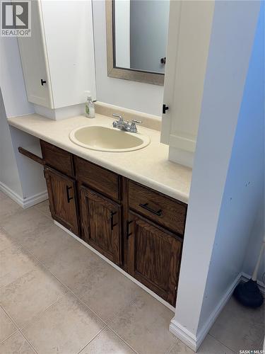 31 O'Connor Crescent, Kindersley, SK - Indoor Photo Showing Bathroom