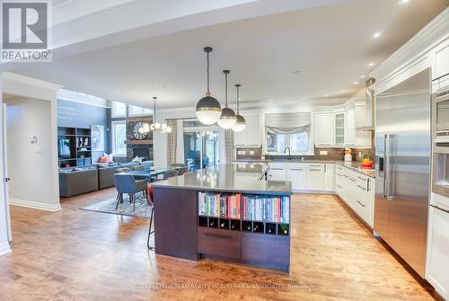 463 Lockmaster Crescent, Ottawa, ON - Indoor Photo Showing Kitchen With Upgraded Kitchen