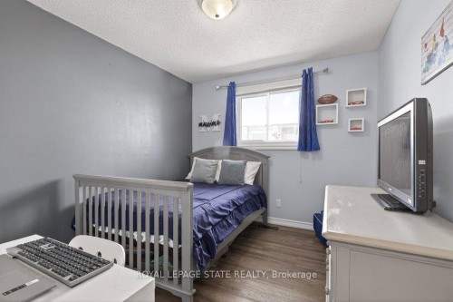 39 Trenholme Crescent, Hamilton, ON - Indoor Photo Showing Bedroom