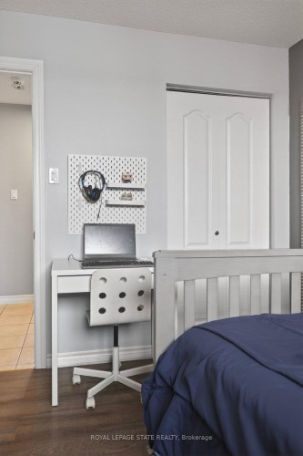 39 Trenholme Crescent, Hamilton, ON - Indoor Photo Showing Bedroom