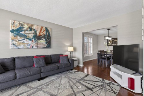 39 Trenholme Crescent, Hamilton, ON - Indoor Photo Showing Living Room