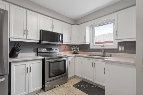 39 Trenholme Crescent, Hamilton, ON - Indoor Photo Showing Kitchen With Double Sink