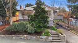 721 Snowdrop Ave Saanich, BC V8Z 2N3