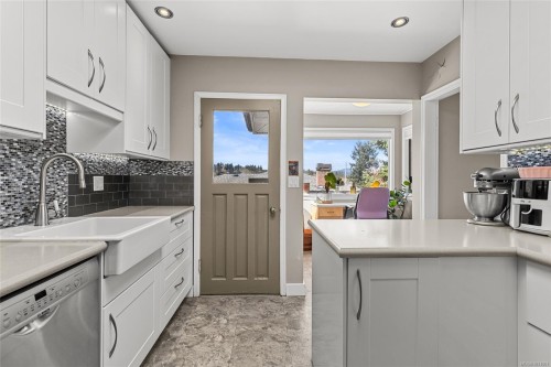 721 Snowdrop Ave, Saanich, BC 