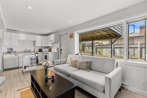 721 Snowdrop Ave, Saanich, BC 
