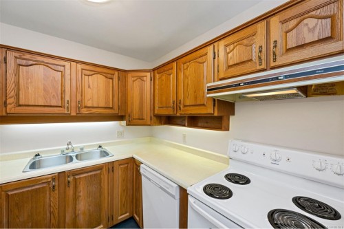 404-435 Festubert St, Duncan, BC - Indoor Photo Showing Kitchen With Double Sink