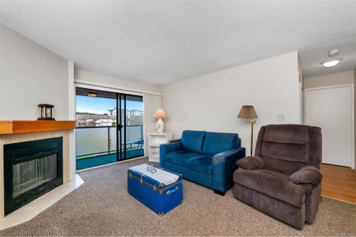 404-435 Festubert St, Duncan, BC - Indoor Photo Showing Living Room With Fireplace