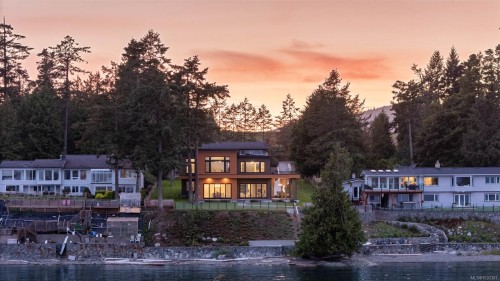8213 Lochside Dr, Central Saanich, BC 