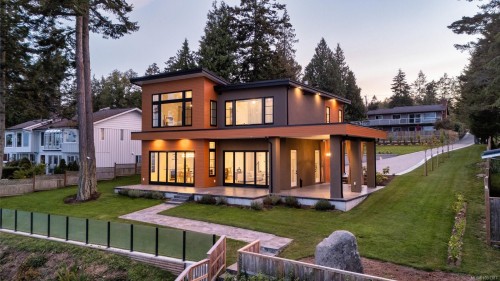 8213 Lochside Dr, Central Saanich, BC 