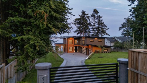 8213 Lochside Dr, Central Saanich, BC 