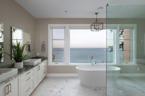 8213 Lochside Dr, Central Saanich, BC 