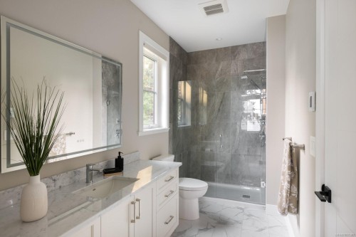 8213 Lochside Dr, Central Saanich, BC 