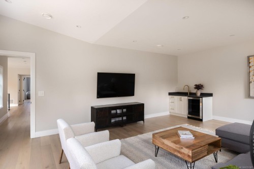 8213 Lochside Dr, Central Saanich, BC 