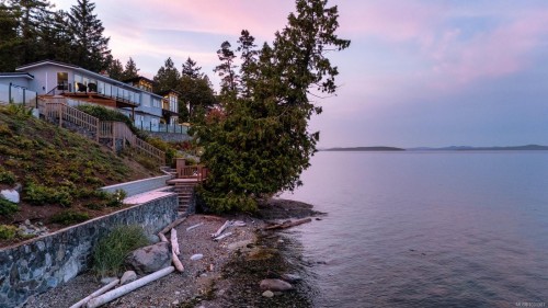 8213 Lochside Dr, Central Saanich, BC 
