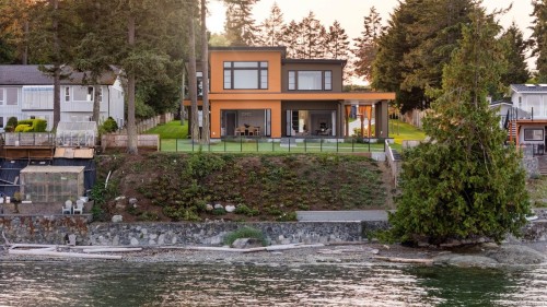 8213 Lochside Dr, Central Saanich, BC 
