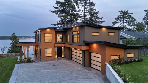 8213 Lochside Dr, Central Saanich, BC 