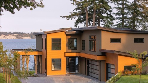 8213 Lochside Dr, Central Saanich, BC 