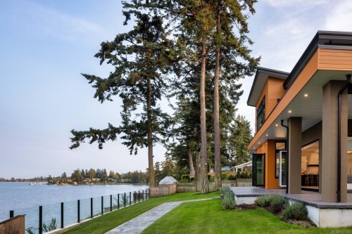 8213 Lochside Dr, Central Saanich, BC 