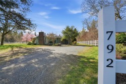 792 Bennett Rd Qualicum Beach, BC V9K 1N1