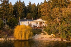 643 Senanus Dr Central Saanich, BC V8M 1S6