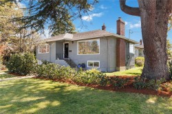 2001 Carrick St Oak Bay, BC V8R 2M5