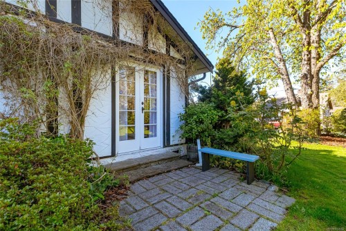 3777 Craigmillar Ave, Saanich, BC 