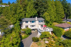 4964 Lochside Dr Saanich, BC V8Y 2E4
