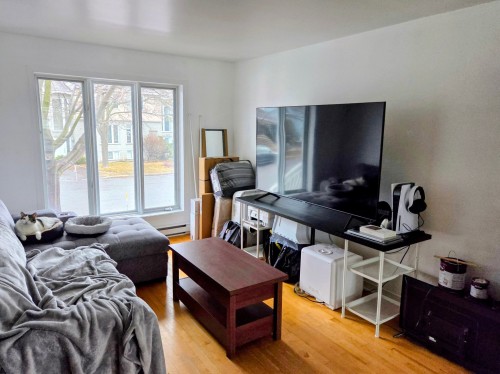 Salon - 634 Rue Du Béarn, Saint-Jean-Sur-Richelieu, QC - Indoor