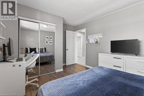 39 Trenholme Crescent, Hamilton, ON - Indoor Photo Showing Bedroom