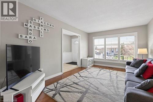 39 Trenholme Crescent, Hamilton, ON - Indoor Photo Showing Living Room